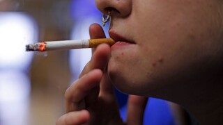 Na Slovensku fajčí až štvrtina stredoškolákov. Cigarety si bez problémov kúpi každé piate dieťa